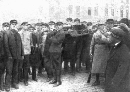 'En Roumanie Liberee; une mitrailleuse enlevee par des ecoliers roumains aux Allemands..., 1918. Creator: Unknown.