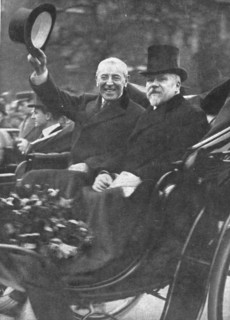 'Les chefs d'etat Allies a Paris; Le salut et le sourire de M Wilson sur le trajet de la... 1918. Creator: Unknown.