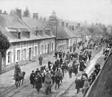 'Une population francaise emmenee en captivite: a Guiscard (Oise), le 16 fevrier 1917, les..., 1917. Creator: Unknown.