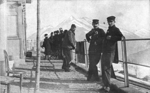 'La Suisse hospitaliere; un groupe de malades francais faisant une cure de soleil sur la... Creator: Unknown.