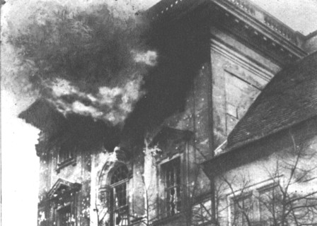 'La Nouvelle Europe; la guerre civile a Berlin; Eclatement d'un obus au deuxieme etage..., 1918. Creator: Unknown.