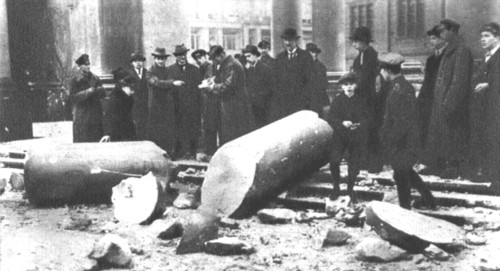 'La Nouvelle Europe; la guerre civile a Berlin; colonne du monument de Guillaume 1er..., 1918. Creator: Unknown.