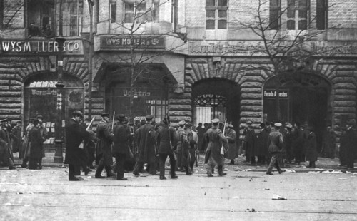 'La Nouvelle Europe; la guerre civile a Berlin; dans l'apres-midi du 5 janvier, les sparta..., 1919. Creator: Unknown.