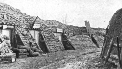 'Un relais d'ambulance modele; Le premier abri a gauche, portant l'inscription "Relais..., c1916. Creator: Unknown.
