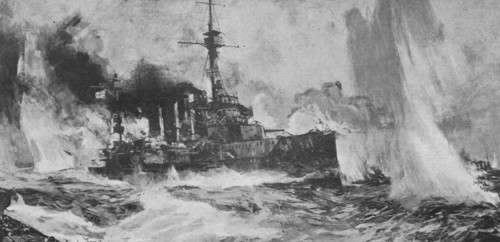 ' Au fort de la bataille Jutland ; le croiseur cuirasse "Warrior" riposant au feu de six..., 1916. Creator: Charles Dixon.