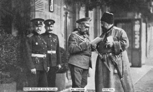 'Sur le quai de la gare de Batoum, le 14 avril: le general Youdenitch, qui commande les..., 1916. Creator: Unknown.