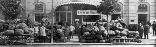 'Les envois de pain; aux prisonniers de guerre: devant les magasins du Bureau secours..., 1916. Creator: Unknown.
