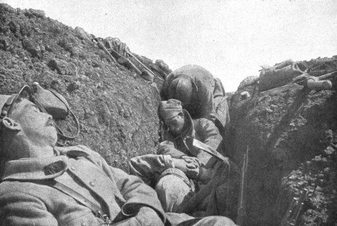 'Ceux de Douaumont; Le sommeil des sapeurs: pour preparer l'attaque du 22, ils ont..., 1916. Creator: Unknown.