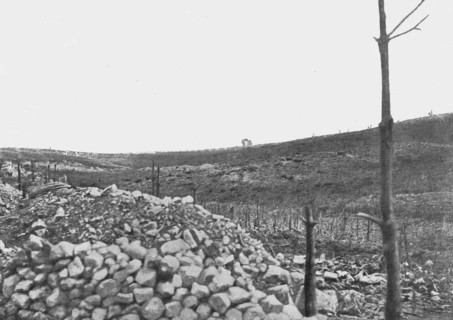 'La silhouette de la ruine de Thiaumont. L'ouvrage de Thiaumont est situe aux abords Sud..., 1916. Creator: Unknown.