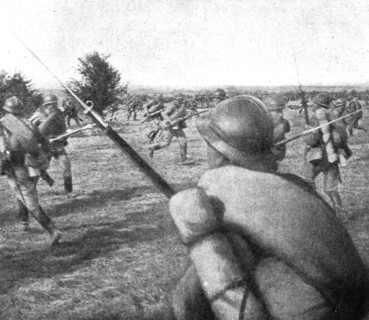 'Visite du general Joffre aux troupes Russes en Champagne; Deux sections chargent l'une..., 1916. Creator: Unknown.