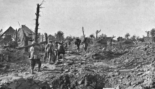 'La Bataille de la Somme; Dans le village de Dompierre, pris le 1er juillet: transport de..., 1916. Creator: Unknown.