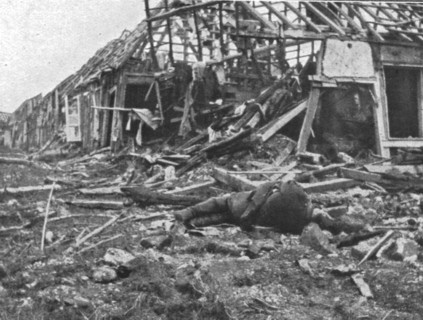 ''Les combats au Nord de la Somme; Dans les ruines de Curlu', 1916. Creator: Unknown.