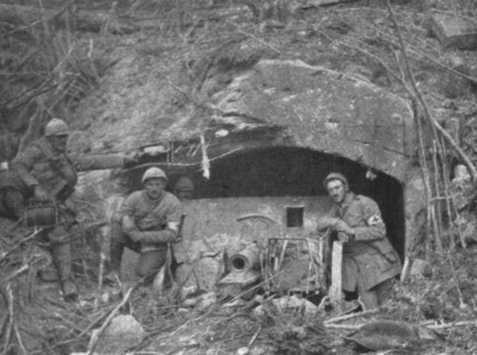 'La Bataille de la Somme; Obusier allemand de 105, pres d'Estrees, dans une casemate..., 1916. Creator: Unknown.