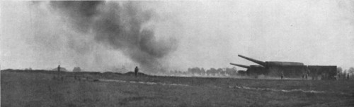 ''La Bataille de la Somme; Tir d'A.V.F. (Artillerie Lourde sur Voie Ferree) a longue portee', 1916. Creator: Unknown.