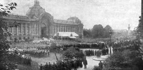 'Le 14 juillet 1916 a Paris; defile des troupes, dans l'avenue Nicolas II, devant la tribune...,1916 Creator: Unknown.