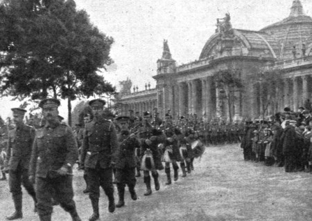 ''Le 14 juillet 1916 a Paris; les "Bag-pipers" ecossais', 1916. Creator: Unknown.