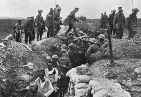 'Apres les succes Britanniques au Nord de la Somme; Prisonniers allemands faits par nos..., 1916. Creator: Unknown.