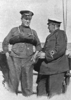 ''La flotte d'avant-garde; le dragage des mines. Le commandant du trawler et son skipper', 1916. Creator: Unknown.