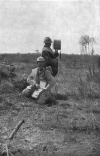 'Episodes de l'offensive de la Somme; Lieutenant observateur d'artillerie, avec son..., 1916. Creator: Unknown.