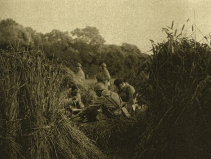 ''La Replique de Foch; A l'est de Montdidier; au cours de la progression; dejeuner..., 1918. Creator: Unknown.