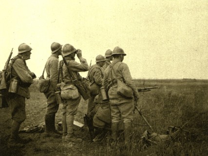 '' A l'est de Montdidier; Mitrailleuse tirant a decouvert sur des groupes d'ennemis en..., 1918. Creator: Unknown.