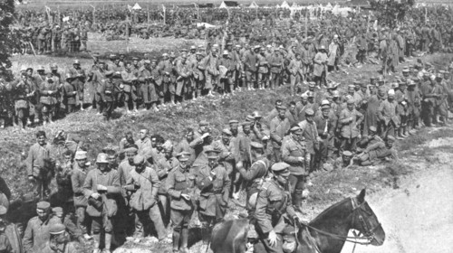 ''Les Britanniques au Nord de la Somme... 1918. Creator: Unknown.