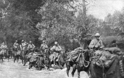 ''Sur L'Aisne; La poursuite de l'ennemi; passage d'un gue de l'Aisne par une equipe de..., 1918. Creator: Unknown.