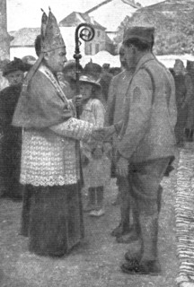 ''Les Americains dans le Saillant de Saint-Mihiel; Mgr Ginisty, eveque de Verdun, venu... 1918. Creator: Unknown.