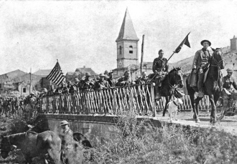 ''Les Americains dans le Saillant de Saint-Mihiel; Une campagnie americaine du genie..., 1918. Creator: Unknown.