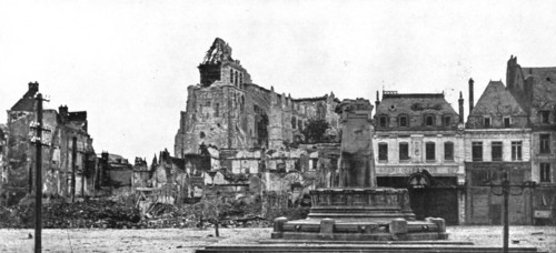''La pression Croissante de Foch; les ruines de la collegiale de Saint-Quentin degagee..., 1918. Creator: Unknown.