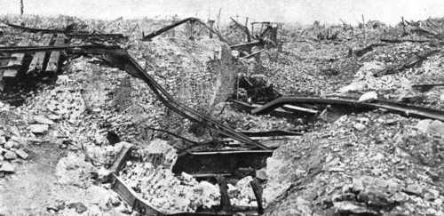 'Ce qui fut Lens; Des rails tordus pres de l'emplacement ou elevait la gare; en entrant..., 1918. Creator: Unknown.