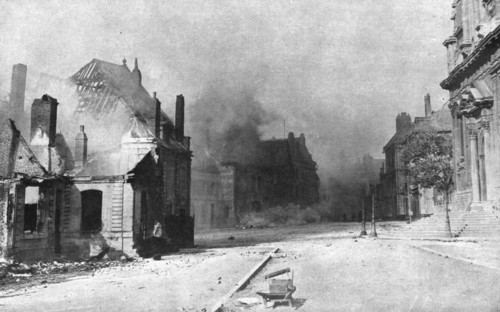 'Le entrée dans Cambrai; Une rue du centre de la ville en feu; l'ennemi en retraite avait..., 1918. Creator: Unknown.