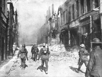 ''Le entrée dans Cambrai; Une des premieres patrouilles britanniques qui penetrerent... 1918. Creator: Unknown.