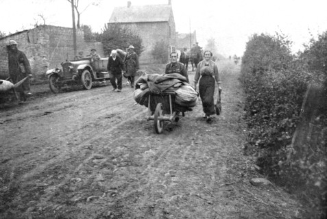 ''Parmi les populations delivrees; Pres de Maretz, entre le Cateau et Cambrai..., 1918. Creator: Unknown.