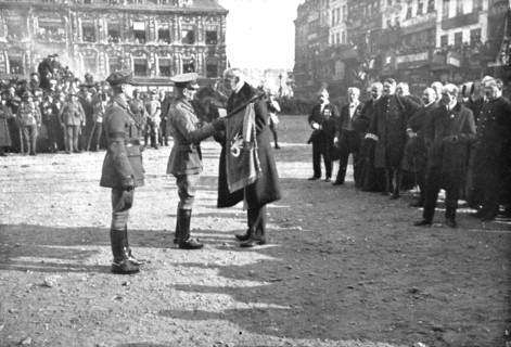 ''L'entrée Solennelle de Britanniques a Lille; Le maire, M. Delesalle, remet au..., 1918. Creator: Unknown.