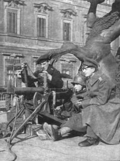 ''L'Allemagne Revolutionnaire; Le 9 novembre 1918; mitrailleuses devant le chateau..., 1918. Creator: Unknown.