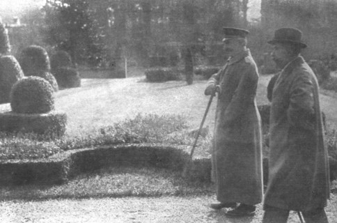 ''Le Kaiser en Fuite; Premiere journee d'exil; Guillaume, encore en tenue militaire..., 1918. Creator: Unknown.