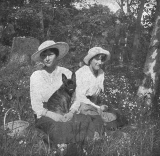 ''Les Romanof a Tsarskoie-Selo; Dans un coin fleuri du parc de Tsarskoie-Selo; les grandes..., 1917. Creator: Unknown.