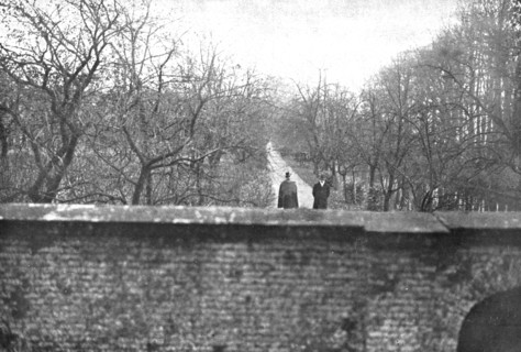 ''Dechu; Coiffe d'un chapeau tyrolien, une pelerine sur les epaules, l'ex-kaiser, accompagne...1918. Creator: Unknown.