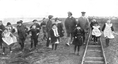 ''En Exil; L'ex-kronprinz en promenade dans l'ile de Wieringen, avec la bande d'enfants..., 1918. Creator: Unknown.