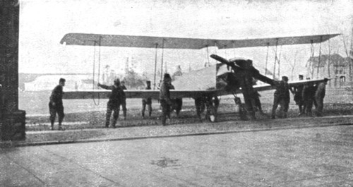 ''Ceux de l'air et ceux de la route; Un raid Anglais sur Friedrichshafe..., 1914. Creator: Unknown.