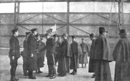 ''Ceux de l'air et ceux de la route; Un raid Anglais sur Friedrichshafe..., 1914. Creator: Unknown.