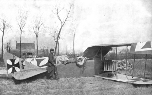 ''Apres le Combat; Une sentinelle francaise veille le corps d'un aviateur ennemi reposant..., 1916. Creator: Unknown.