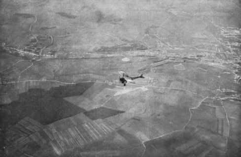 ''En Chasse; A 2,000 metres; un monoplan "parasol" volant en pleine vitesse, au-desses..., 1915. Creator: Unknown.
