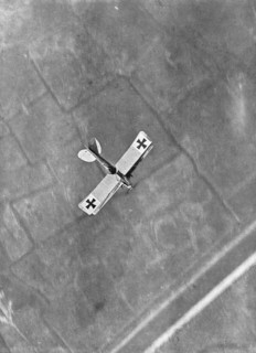 ''Un "Aviatik" en Chasse; Avion Allemand photographie en plein vol par un Aviateur Belge',1916. Creator: Unknown.