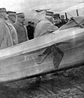 ''Combat Aerien; Guynemer, Capitaine de la Veille, recoit le 19 fevrier 1917 la visite..., 1917. Creator: Unknown.