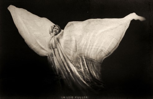 Loïe Fuller in the Dance "La Nuit", 1896. Creator: Langfier, Louis Saul (1871-1948).