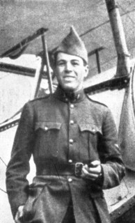 'Les Etats-Unis dans la guerre; Le sergent aviateur americain Victor Chapman, tombe..., (1917).  Creator: Unknown.
