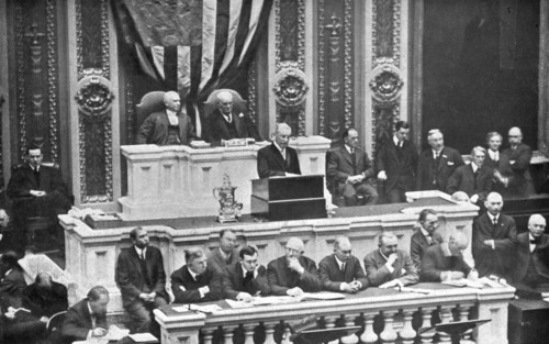 'L'Avant-Guerre aux Etats-Unis; Le president Wilson, lisant au Congres, le 7 decembre 1915..., 1917. Creator: Underwood & Underwood.
