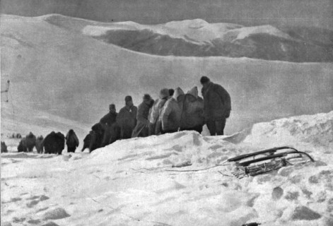 'La campagne d'hiver en Orient; La halage a bras d'un canon sur une position italienne..., 1917. Creator: Unknown.